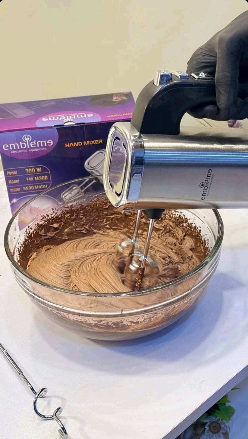 خفاقة إمبليوم – الاختيار المثالي لكل مطبخ!
المميزات:
 • حجم كبير لسهولة الاستخدام.
 • غلاف خارجي من الستانلس ستيل عالي الجودة – متين وأنيق.
 • 4 ملحقات متعددة الاستخدام للخفق والعجن.
 • ماطور قوي مع ملف نحاس لضمان الأداء العالي وطول العمر.
 • 5 سرعات لتلبية جميع احتياجاتك في المطبخ.
 • قدرة حقيقية: 300 واط.
• متانة وقدرة عالية تختلف عن باقي الانواع 

 

