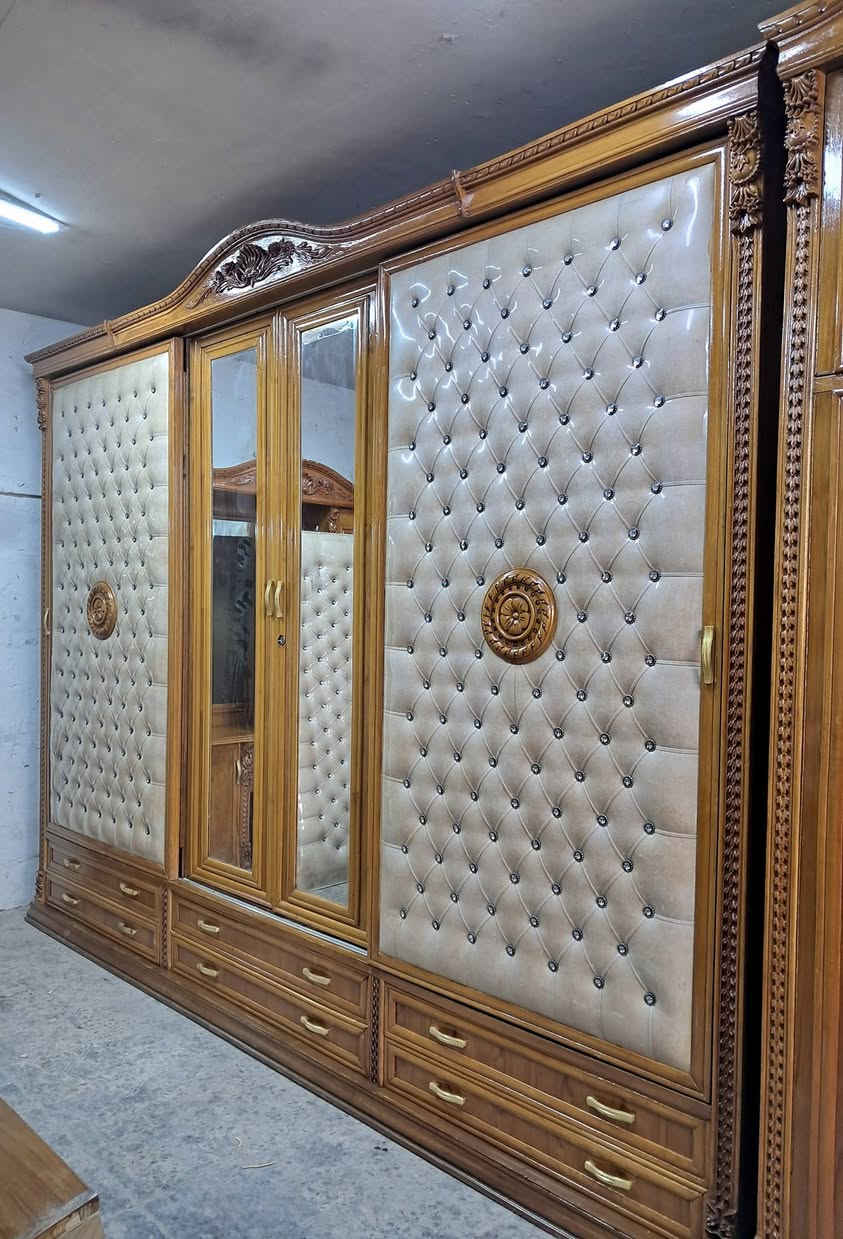 يعلن معرض الموسوي عن وجود غرفه  موديل مسرح اخت الجديده تصميم تركي شغل عراقي حجل زان مصري ودنك زان مصري داخل وخارج صاج ضهر جرجوبه دوشمه الابواب خياط زاويه بارتفاع الكنتور الغرفه ولا غلطه اي استفسار خاص او الاتصال 
***********
***********واتساب المكان بغداد يوجد توصيل لكافه المحافضات بالعافيه عل الياخذها
