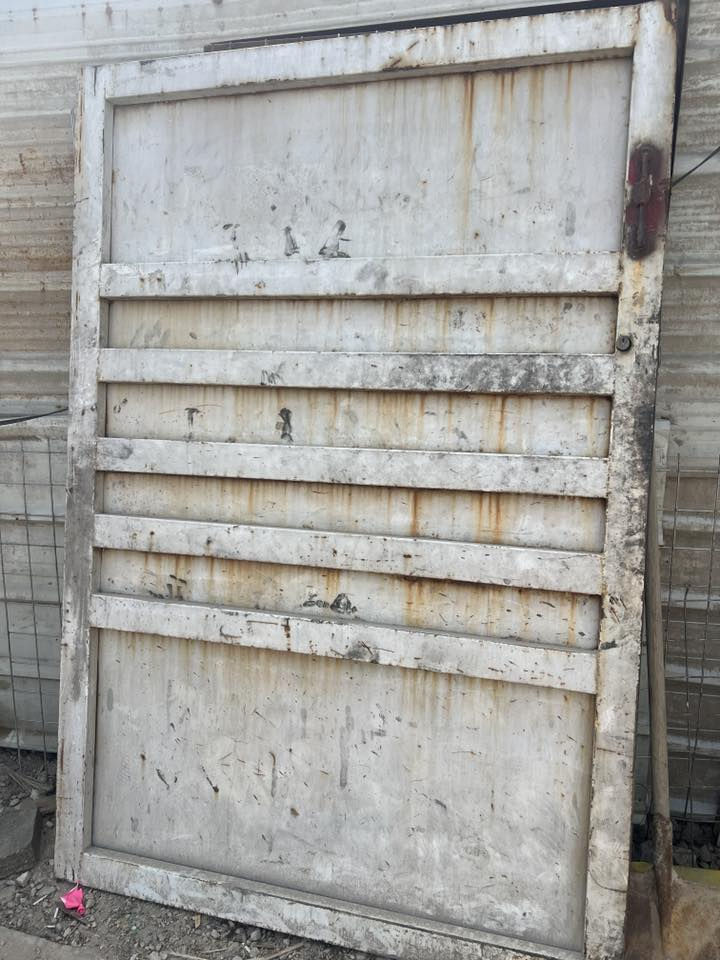 سلام عليكم باب  تكمه طول ٥متر رتفاع ٢متر سلايت عوزه بس صبغ جديد لباب قيم بل يرضي بي لله وخذ ***********
