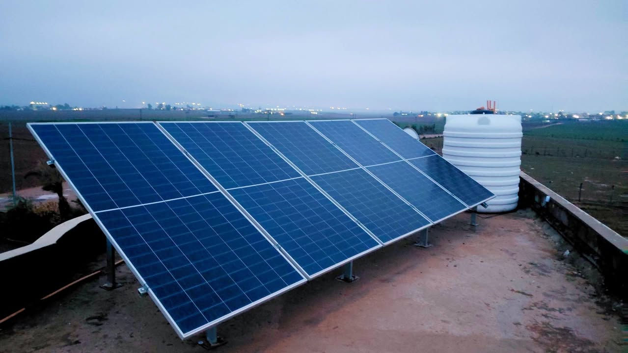 🔋 إنجاز جديد لمكتب روژ للطاقة الشمسية في #بعشيقة تيسخراب
🗓️ الاربعاء    14_1_2026
بفضل الله وبدعمكم المستمر، يسرّ مكتب روژ للطاقة الشمسية أن يعلن إكمال مشروع تحويل منزل خالد ابو حسين في  #تيسخراب    إلى منظومة طاقة شمسية متكاملة توفر كهرباء مستقرة على مدار الساعة 🌞، مع نظام تشغيل وإدارة كامل عن بُعد.
🚀 مواصفات المنظومة المنجزة:
🔸 ألواح شمسية 600 واط × 5– ضمان 12 سنة 
🔸 بطاريات ليثيوم 15 كيلوواط × 1 بسعة 300 أمبير – ضمان 5 سنوات 
🔸 إنفرتر 6000 كيلوواط – قطعة عدد 1  – شركة Allolla – ضمان 3 سنوات 
🔸 قدرة تشغيل مستمرة:
    • نهاريًا: 10 أمبير
    • ليليًا: 15  أمبير
🔋 استغناء تام عن المولدة
يأتي هذا الإنجاز ليؤكد التزام مكتب روژ للطاقة الشمسية بتوفير حلول طاقة متجددة موثوقة وآمنة تلائم المنازل والمشاريع التجارية على مدار الساعة، مع أعلى مستويات الجودة.
🌍 عناوين المكاتب:
📍 بعشيقة – حي الربيع – قرب كافتيريا الربيع
📍 شيخان – مفرق شيخان – قرب مطعم عنتاب
📍 سنجار – سنوني
📞 للاستفسار والتواصل:
المهندس قيدار: *********** – ***********
سلام سلو: *********** – ***********
📲 تابعونا على صفحة مكتب روژ للطاقة الشمسية لمشاهدة المزيد من الإنجازات والتحديثات.
#الطاقة_الشمسية #مكتب_روژ #طاقة_نظيفة #نينوى #العراق #بعشيقة #شيخان #سنجار #دهوك #الموصل #طاقة_متجددة #الاستدامة #روژ_تبدع #باعذرة #كوردستان #جامعةموصل #مهندس #كهرباء #موصل #اربيل #دهوك #عقره #سميل #شاريا #شيخان
