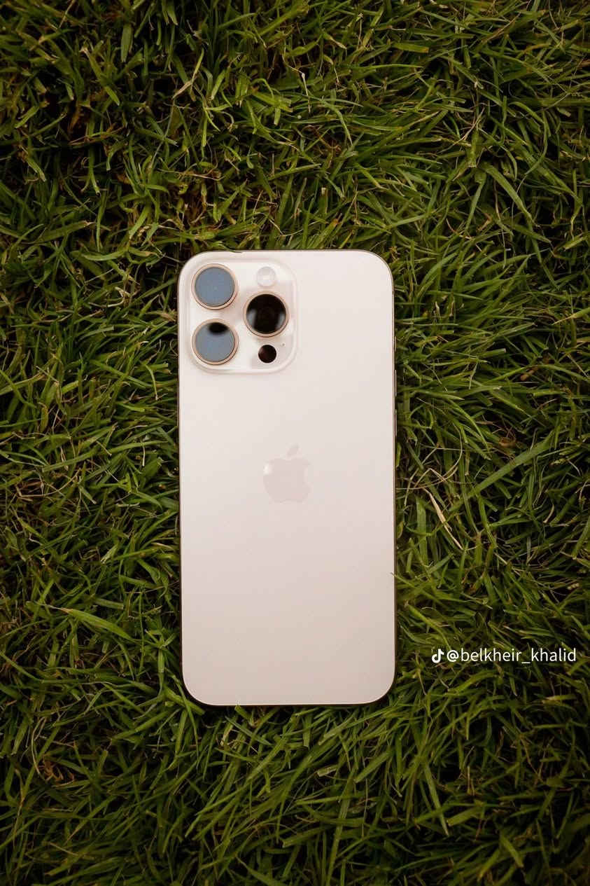 السلام عليكم 16 برو ماكس للبيع الذاكره 256 فول نضافهه100/100
بطاريه 97 
شرق اوسط 
السعر مليون و400 مع لمجال كلش بصيط
مكاني سماوه مركز بيع مستعجل 
***********
