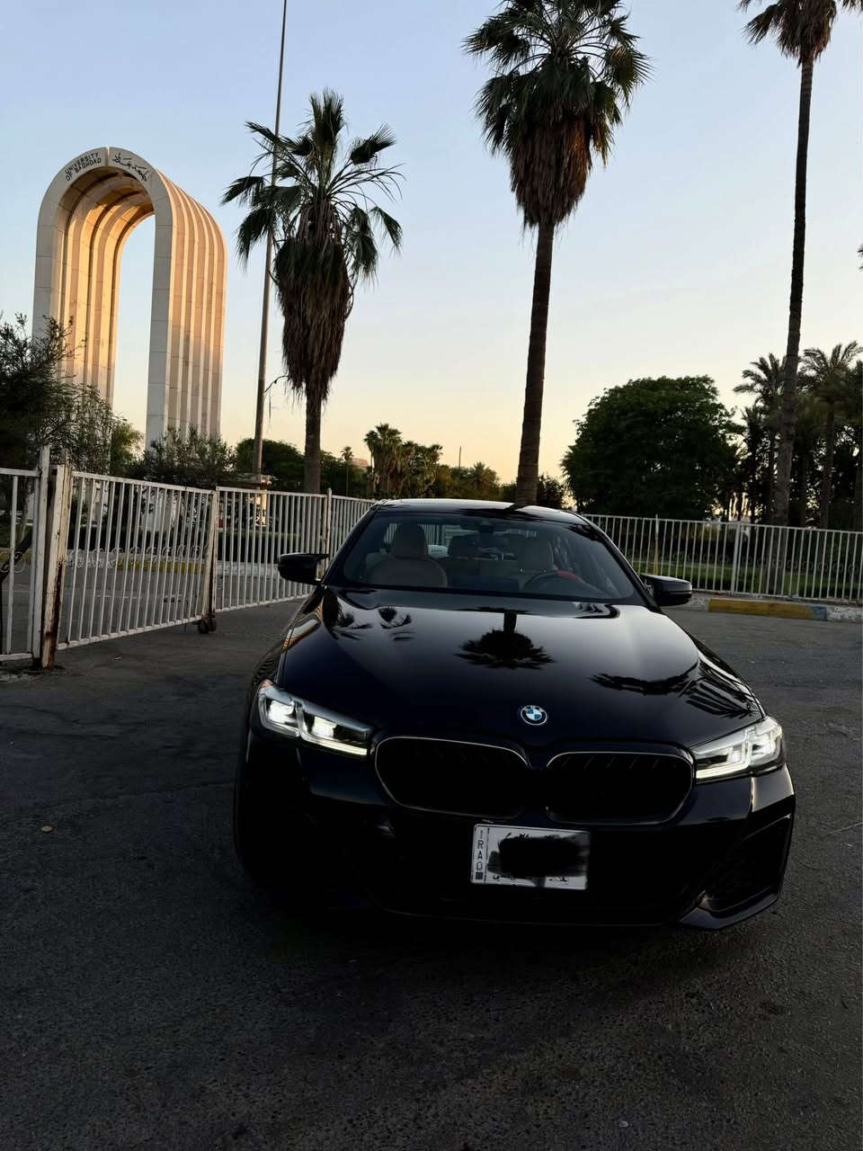 بي ام دبليو 530 e plug in 
فول فول مواصفات موديل 2022

السياره الموصفات 
بصمة ابواب + تشغيل + صندوك
سلايد 
شاشة عدادات ديجيتال 
شاشة كبيره 
رادار امامي + خلفي + جانبي 
حساسات امامي + خلفي 
هاند بريك بصمة 
اوتو هولد 
ستيرن كهرباء + تدفئه 
وضعيات قياده 3 
انارة محيطيه 
قطعتين تبريد 
خزن مقاعد 
طبعاً الكشنات كلها كهرباء 
وبعد كومه مواصفات متخلص 

السياره ماشيه 84الف كيلو 
بدون اي نقص بدون اي خلل تراي مال زيرو السياره كلها على البلاد 

الحادث بسيط جدا باب وهلال جاملغ خلف سايق بدون ايرباك
*********** بغداد, العراق
