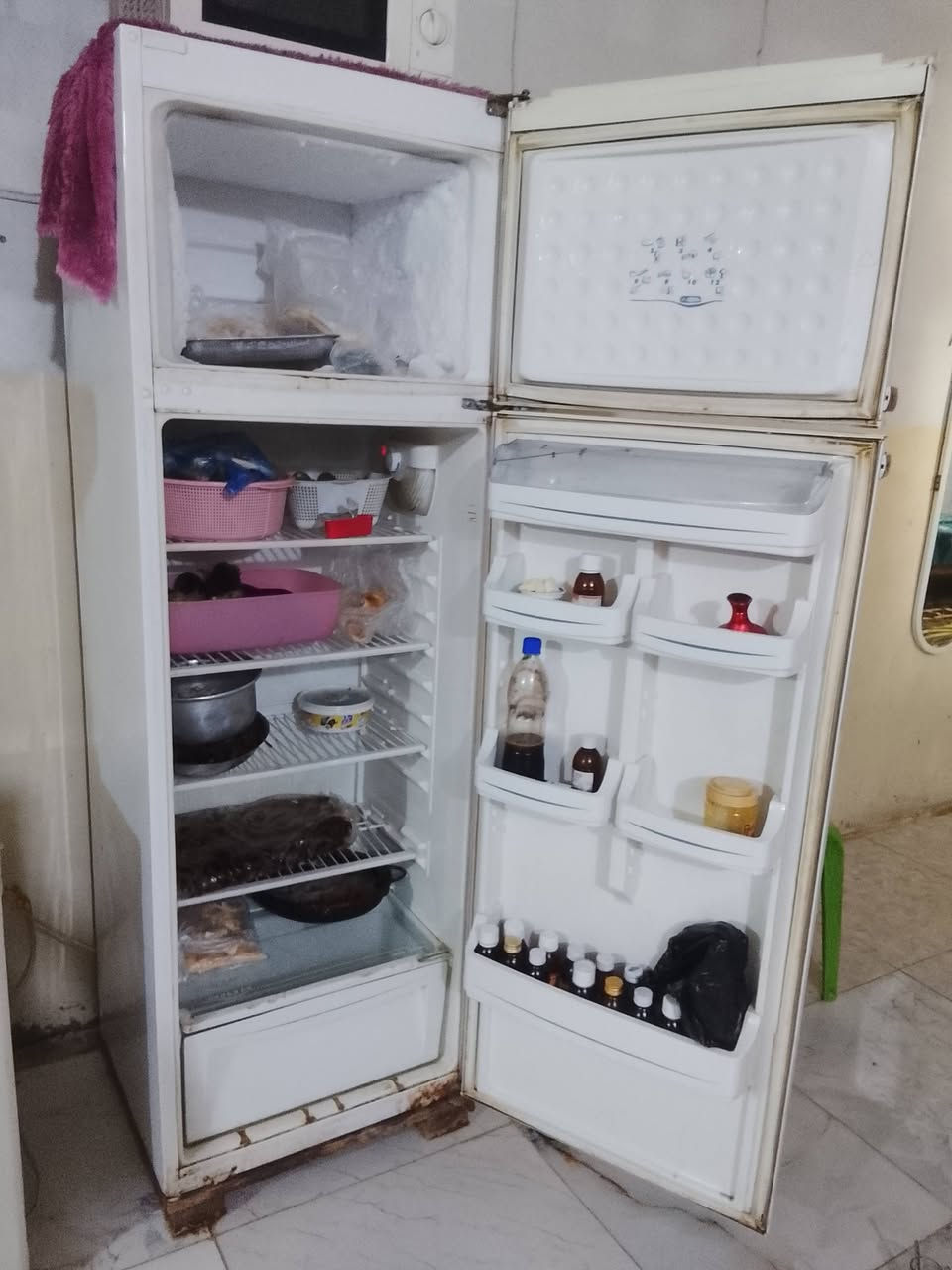 السلام عليكم ثلاجه للبيع منطقه الاصلاح قريه عباده السعر 125بيه مجال مواصفات القطعه الاولى تجميد و القطعه الثانيه بخاخ ليريده يراسل واتساب ***********
