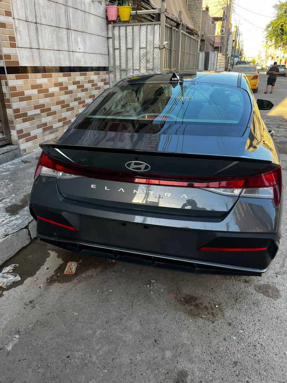هيونداي إلنترا (Elantra) موديل 2025 للبيع
المواصفات والتفاصيل:
​الموديل: 2025 الشكل الجديد (المحدث).
​المسافة المقطوعة: 12,735 ميل فقط (بحالة شبه جديدة).
​اللون: رمادي مميز (ماوس).
​المواصفات الداخلية والراحة: شاشة عرض رقمية مع شاشة لمس وسطية تدعم أنظمة الترفيه، تحكم ستيرن متكامل، نظام تكييف منفصل (Dual Zone)، تشغيل بصمة، منظومة قيادة متعددة (Drive Modes)، داخلية رمادية نظيفة جداً بأكياس الشركة.
​المواصفات الخارجية: حافة البونيد المحدثة، إضاءة LED حديثة، ويل كب بلادي مميز، بصمة أبواب، رادار أمامي وجانبي.
​حالة السيارة والحادث: الحادث موضح بالتفصيل في الصور المرفقة (ضربة جانبية بسيطة في الأبواب وتم تصليحها بحرفية عالية وبدون أي تأثير على دواخل السيارة).
​الرقم: رقم فحص.
​العنوان: بغداد - العبيدي - الرئاسة.
​السعر الجديد: 150 ورقة (وبيها مجال قليل جداً للشراي الجاد).
​للتواصل والاستفسار (اتصال أو واتساب):
***********
