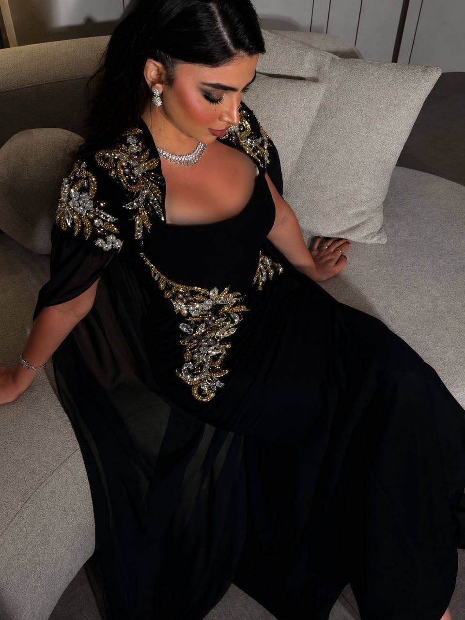 تسليم الثلاثاء بإذن الله 😍😍😍
✨ فخامة التفاصيل 👑 

موديل راقٍ بتطريز يدوي فاخر من الخرز والكريستال، يزيّن الكتفين والخصر بإتقان، 

مع شال شيفون انسيابي نازل من الكتفين يمنح الإطلالة لمسة ملكية آسرة وحركة أنيقة مع كل خطوة.

المقاسات : 38.  50 

القماش : دبل ايطالي + شيفون فاخر 😍😍


**إذا كنت صاحب هذا الإعلان وتريد حذفه لأي سبب، رجاءا أرسل رسالة إلى الدعم الفني**