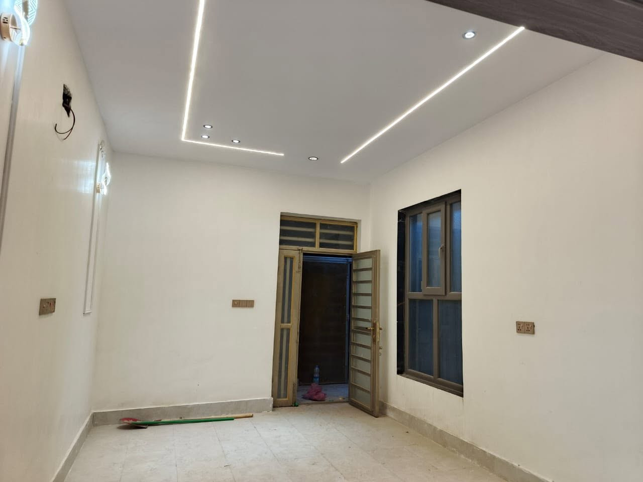 للبيع
بيت بحي المهدي بناء درجة اولى طابقين فول مواصفات المساحة ١٠٠ متر 
الموقع حي المهدي 
على ساحة مع حديقة للبيت وعرض الشارع ١٥ مكان منيز جداً 
للاستفسار ***********
