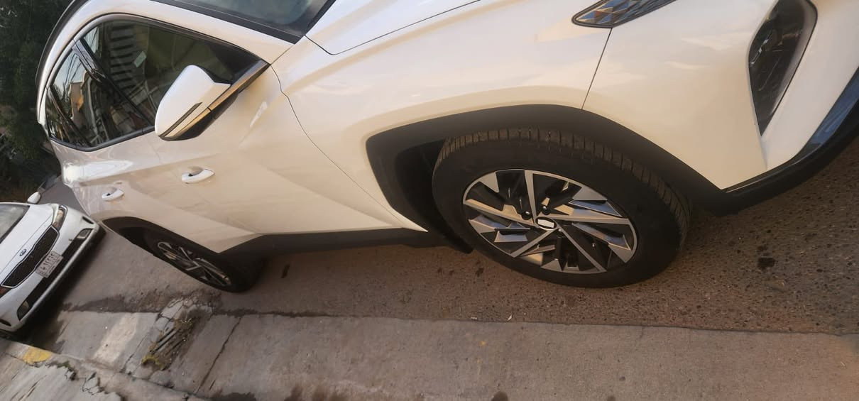 السلام عليكم هونداي توسان ٢٠٢٤ رقم بغداد الانكليزي بصمه وحساس أمامي وخلفي وكشنين كهرباء ودشبول ايباد وبردات ابواب خلفيه ماشيه ٩ الاف كيلو مكفوله سعرها ٢٢٥$ مكانها بغداد السيديه  للاتصال ***********
