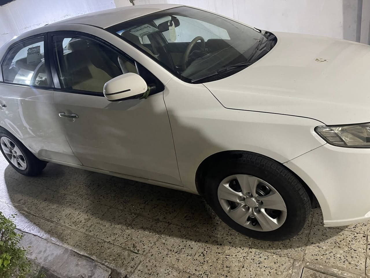 السلام عليكم سيراتو ٢٠١٢ 
بيه ربع البنيد صبغ وبارد بلباب الخلفي فقط
رقم اربيل بسم كردي تحويل او وكاله 
تخم تاير جديد مكينه مكفوله كير مكفول من كلشي 
مكاني واسط الصويره تاج الدين 
السهر ١٠٧ وبيه مجال كلش بسيط 
***********
