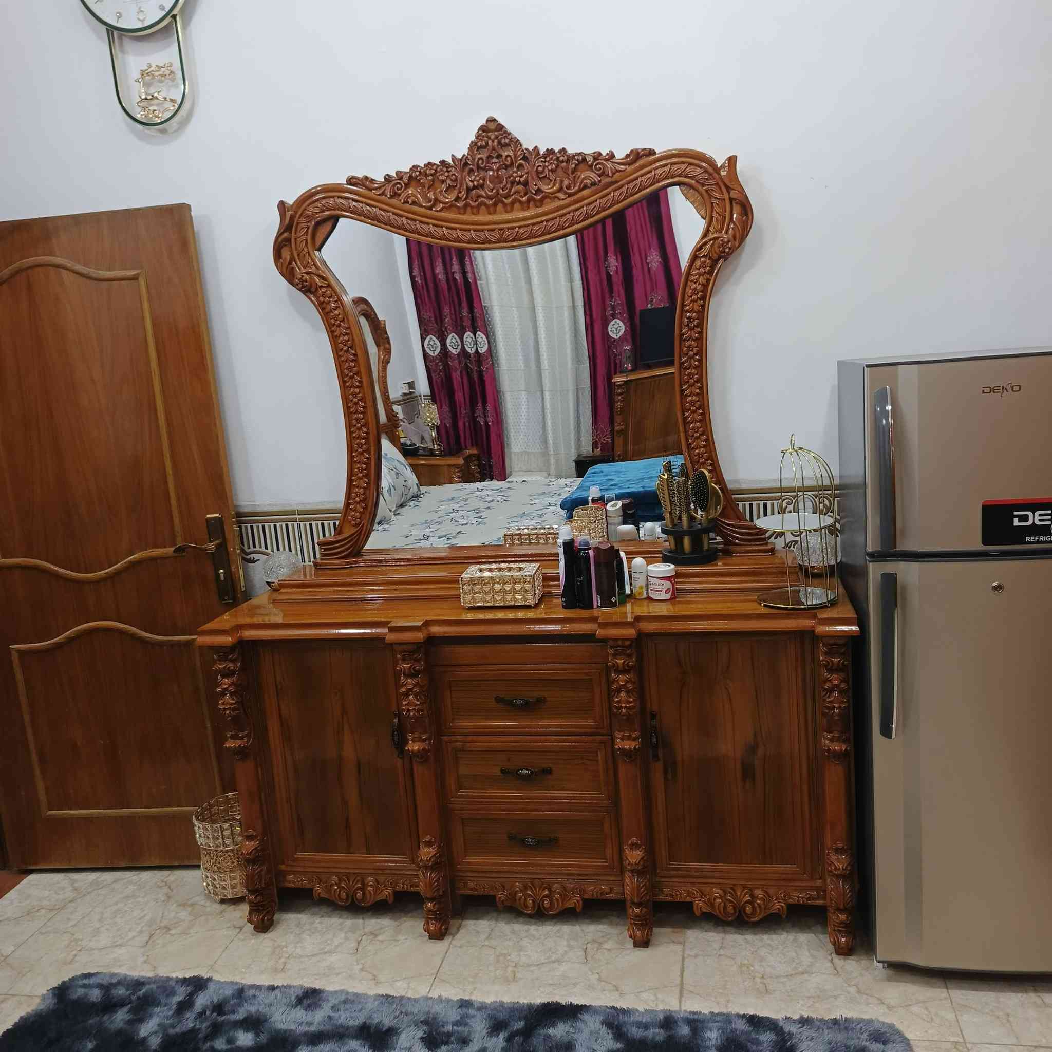 السلام عليكم غرفه جديده تفصال فصلتها ب٣ونص بس طلعت كبيره متكفي الغرفه لل ب ي ع المكان  الطارميه حي الفارس شارع السكلات خلف معارض حجي وليد  السيارات قرب جامع الصديق  للاستفسار خاص او ع رقم الهاتف***********    ؟***********
