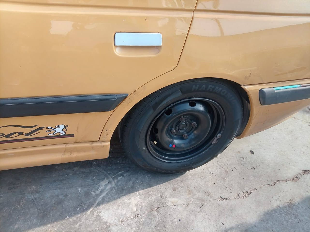 سلام عليكم سمند البيع موديل 2015 مكفول كير محرك السياره جديده خير من الله بيه طخه بل جاملغ اليسره الباقي مكفوله تخم تاير صدر جديد تبريد شغال بسمي السياره رقم بغداد مكاني بغداد الثير*********** الكورك *********** السعر 46 وبيه مجال حك الجيه
