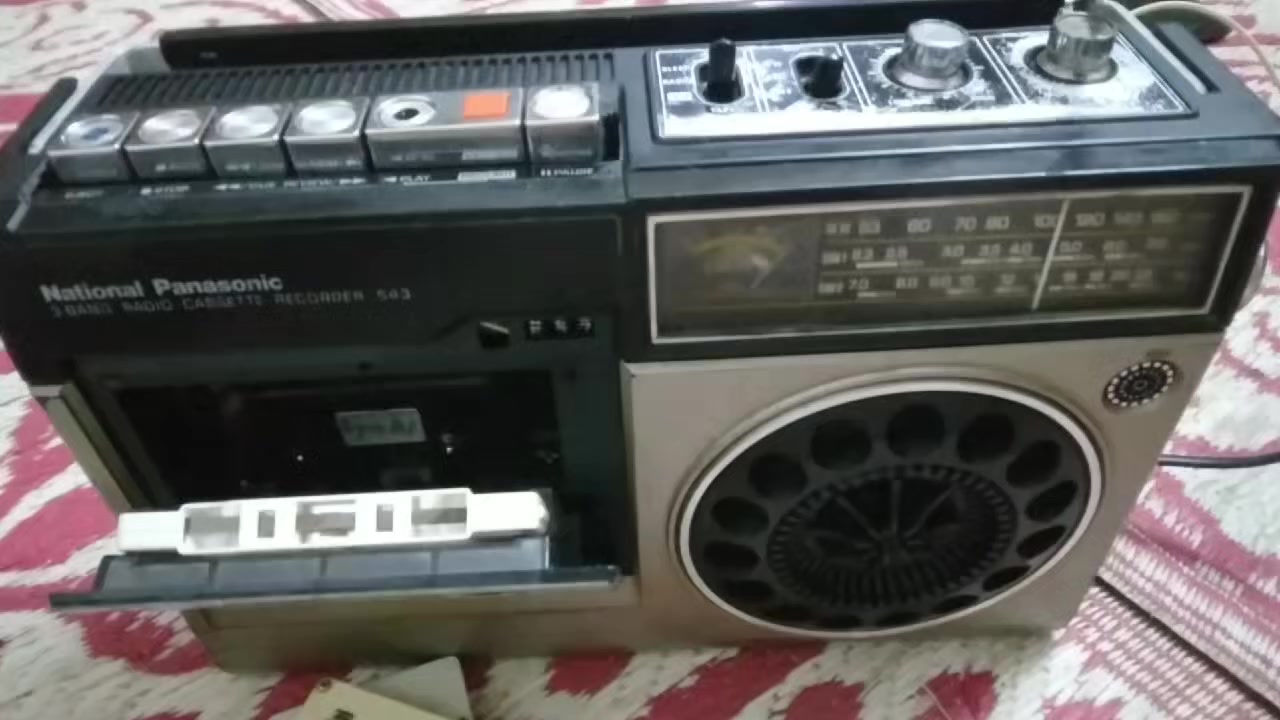 مرحبا حبايب راديو مسجل ناشونال بي عطل صوته ضعيف للبيع الي يريده يراسني ياخذه قطع قيار يصلحه ***********
