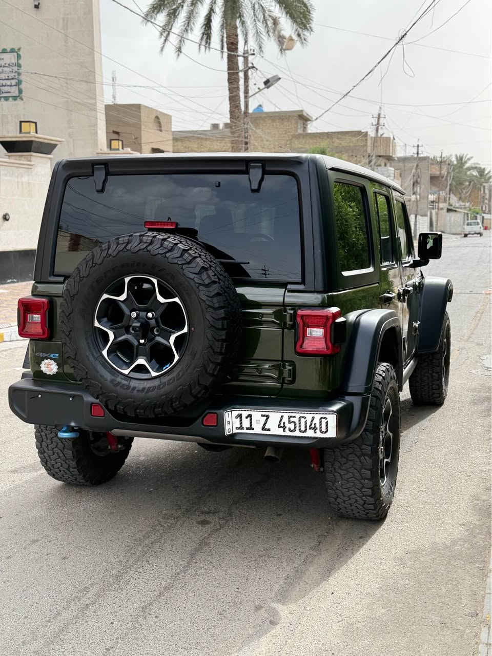 السلام عليكم  شباب جيب هايبرد  (رابيكون) اعلى فئه 
‏ Jeep RUBICON 4Xe 2.0L 4
                        
موديل 2023 لون مميز زيتوني و اسود

 حجم المكينه : 2000  تيربو + هايبرد + بلك ان 

المسافه المقطوعه :  17 الف مايل

الحادث :  حادثر صعه بالبنيد و باب السكن   الحافه مالته فقط بيه صبغ على كدهن.   

حالة اليرباك : دركه فقط طاك

#المواصفات

معروفه مواصفات رايبكون 
قماره تتفصخ تصير كشف
3 انضمه بانزين هاي برد و كهرباء
لايت زنون اصل
بك لايت زنون اصلي
سستم صوت الباين
فندر عالي
فور ويل 4X4 لو كير
شاشه كبيره كاربلي
حساسات اطارات
كامره خلفيه
كشنات تدفئه
استيرن تدفئه
قفل اكسل امامي خلفي
تايرات فالكون

#السعر : 280$ وبيه مجال

مكان السياره : بغداد الزعفرانيه
☎️*********** بيه وات ساب 
راسلني وات ساب ادزلك صور الحادث بغداد, العراق
