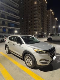 عندي سياره توسان موديل 2018 سياره وارد امريكي بدون ضربه بيه تقريبن ربع...