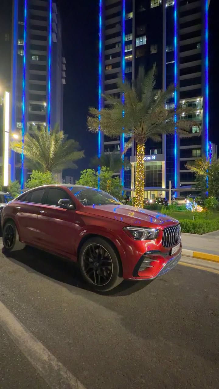 GLE 53 كوبية
فول الفول اعلى فئة

أبرز المواصفات (GLE 53 AMG Coupe 2023)

* المحرك: 6 سلندر مستقيم سعة 3.0 لتر تيربو + نظام هجين خفيف EQ Boost.
* القوة: 429 حصان.
* العزم: 560 نيوتن متر.
* ناقل الحركة: أوتوماتيك 9 سرعات AMG Speedshift.
* نظام الدفع: 4MATIC+ رباعي.
* التسارع 0-100 كم/س: حوالي 5.0 ثوانٍ.
* السرعة القصوى: 250 كم/س (محددة إلكترونياً).
* جنوط AMG قياس 21 أو 22 
* سقف بانوراما.
* إضاءة داخلية محيطية 64 لون.
* شاشة مزدوجة 12.3 إنش مع نظام MBUX.
* كاميرات 360 درجة.
* مقاعد جلد كهربائية مع ذاكرة.

إذا كانت السيارة GLE 450 Coupe 2023

* محرك 3.0 لتر تيربو 6 سلندر.
* قوة 362 حصان.
* عزم 500 نيوتن متر.
* دفع رباعي 4MATIC
تواصل ***********
