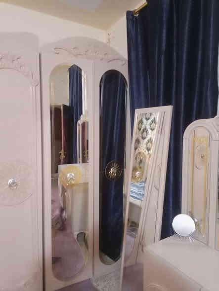 سلام عليكم غرفه جديده تخبل والله العظيم ماخذهه مليونين مال عرسان كولش حلو اريدهه 950الف لعنوان بغداد لتواصل واتساب لو تصال ما متواجد بل فيس ***********
