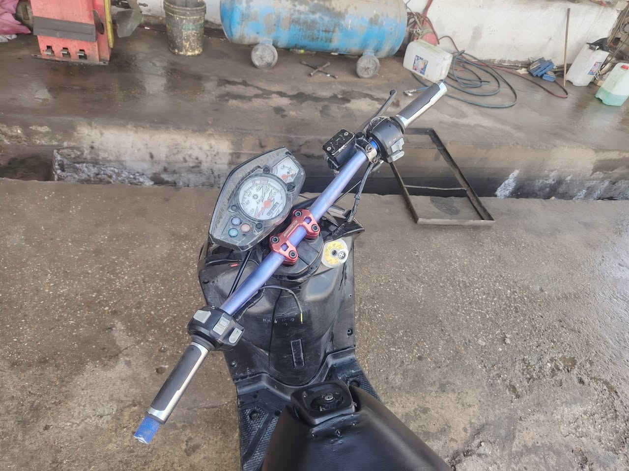 السلام عليكم ورحمة الله سكنس جبلي دراجه خير من الله دبلات رياضي سكان رياضي عداد سرعه رياضي دراجه حلوه مرتبه مكينه خرسه بس اكو شغله بيهه انو الدراجه محوره كابريتر بس التحويه ما لاعبين لا بل عقل ولا مغيرين شي بيهه كلشي على وضع الشركه بس تحويله مال كابريتر مخلينهه يعني بس جيب جويتر ونوزل جدد وشد وهنه اصلن موجود وموضح بل فيديو سعر الدرجه ٦٥٠ وبيهه مجال مكاني بغداد الحسينية مال رشديه رقم الهاتف *********** وترهم مروس
