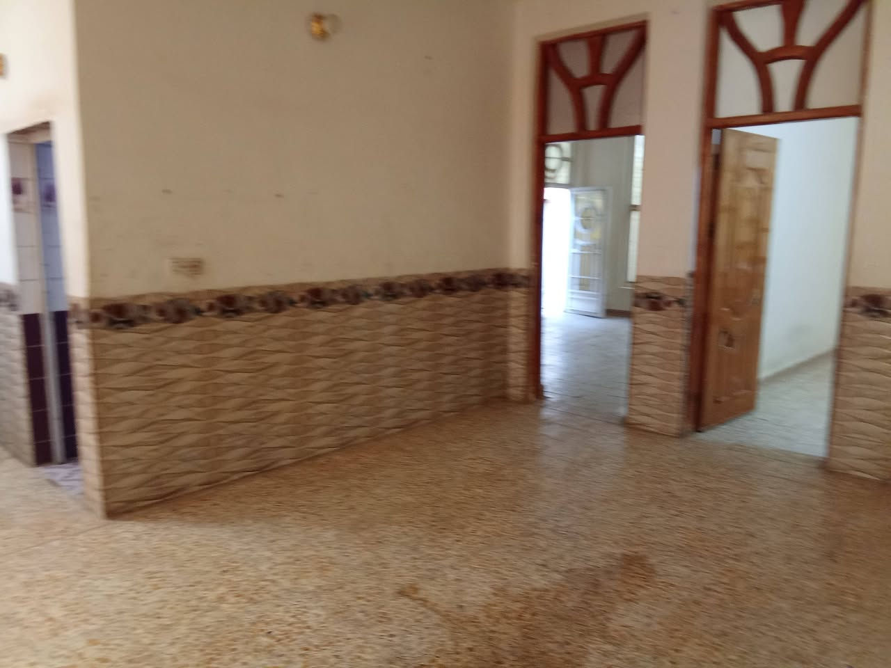 الدار للبيع/  250 متر مربع طابق واحد جاهز للسكن
غرفتين نوم وصاله ومطبخ وحمام عدد 3// طابو صرف
العنوان كوت حي الجامعه الاولى خلف المستشفى التركي 
قرب مجمع الرواد السكني// للاستفسار الاتصال على الرقم 
*********** موجود واتساب أو ماسنجر
