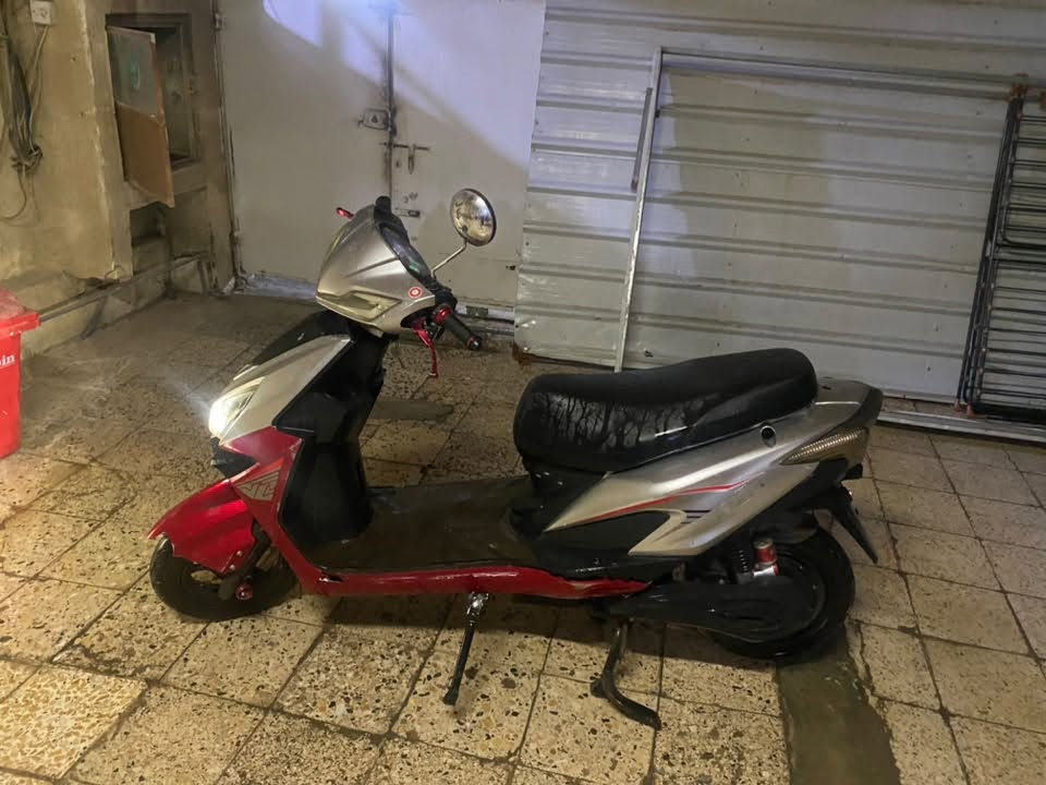 دراجه سكنس شحن 
٦ بطاريات 
كلشي شغال بيها عوزها بس بطاريات 
 ابيع كوم حديد 
يرادلها بطاريات 
مكاني الغزالية 
سعر ٢٥٠ وبي مجال 
***********
