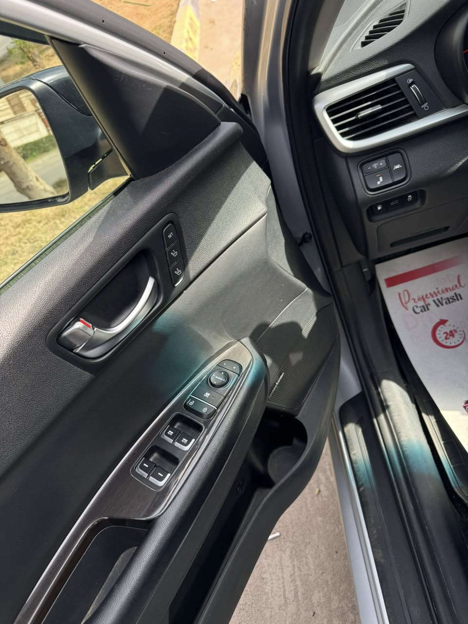 Kia optiama
سلام عليكم 

للبيع: كيا أوبتيما 2020 EX
 
المواصفات العامة:
• الموديل: 2020
• الفئة: EX
• المحرك: 1.6 لتر تيربو
• عدد السلندرات: 4 سلندر
• ناقل الحركة: أوتوماتيك 7 سرعات DCT
• نظام الدفع: دفع أمامي (FWD)

المواصفات الخارجية:
• مصابيح أمامية LED
• مصابيح نهارية LED
• مرايا جانبية كهربائية مع إشارات
• فتحة سقف بانوراما
• حساسات أمامية وخلفية
• كاميرا خلفية

المواصفات الداخلية والتقنية:
• مقاعد جلد
•خزن ميموري للمقاعد
• تحكم كهربائي بالمقاعد
• تبريد وتدفئة الكشنات الأمامية
• تدفئة الستيرن (المقود)
• شاشة وسطية تعمل باللمس
• نظام Apple CarPlay و Android Auto
• تشغيل بصمة (Keyless Start)
• دخول ذكي بدون مفتاح
• مكيف أوتوماتيك ثنائي التحكم
• مثبت سرعة
• إضاءة داخلية LED متغيرة الألوان

أنظمة القيادة والمساعدة:
• Auto Hold
• هاندبريك كهربائي
• نظام المحافظة على المسار (Lane Assist)
• قيادة شبه ذاتية

أنظمة الأمان:
• نظام مانع الانزلاق (ESC)
• نظام مانع الانغلاق ABS
• وسائد هوائية متعددة
• نظام مراقبة ضغط الإطارات
• نظام الثبات الإلكتروني 

السيارة ماشية 87400ميل 
حادث سيارة مرفق بالمنشور
 السيارة رقم اربيل باسمي 
عنوان سيارة بغداد البنوك 
رقم صاحب سيارة : واتس اب واتصال على رصيد

***********
سعر سيارة 150 ورقة وبيها مجال بسيط
