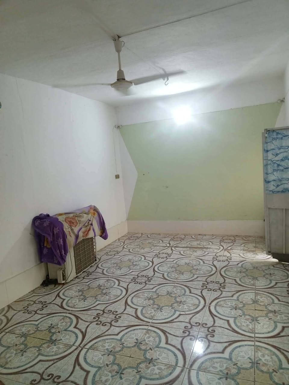 دار للبيع – الطربوشية 🏡 ━━━━━━━━━━━━━━━━━━
📍 الموقع: قرب حسينية الشهداء
📏 المساحة: 275 متر
🛣️ الشارع: صب
⚡ الخدمات: كاملة
🏠 مواصفات الدار: 🔹 غرفتا نوم
🔹 صالة استقبال
🔹 مطبخ
🔹 مجمعات صحية
💰 السعر: 58 مليون دينار ✅ يوجد مجال بسيط بالسعر
📞 للاستفسار والاتصال: ***********
📢 ملاحظة: إذا عندك دار للبيع أو أرض زراعية اتصل بنا أو راسل الصفحة.
🏘️ ادخل على الصفحة موجودة اكثر من دار  معروضة للبيع في جميع الأحياء السكنية وبأسعار ومساحات مختلفة.
📞 أرقام التواصل موجودة داخل المنشورات. مراسلة وتساب ماسنجر

