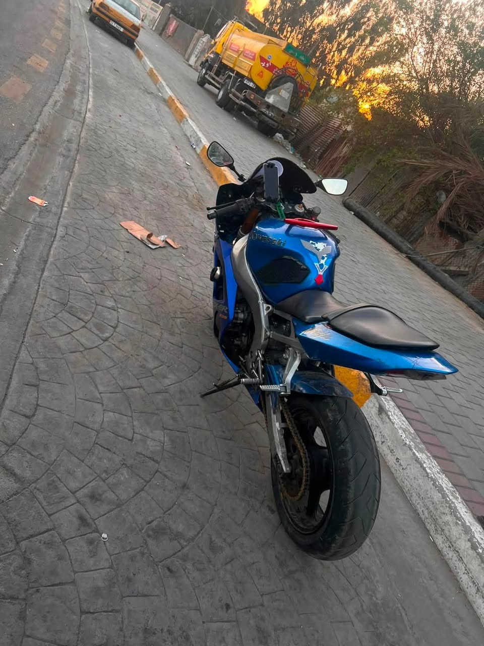 كاوسكي ٢٠٠٤ مكينه مكفوله وتشتغل مابيها شي بس تحمه تطفه ماعرف سبب رايدها ب٢١ ورقه وبيها مجال قليل البنوك ***********
