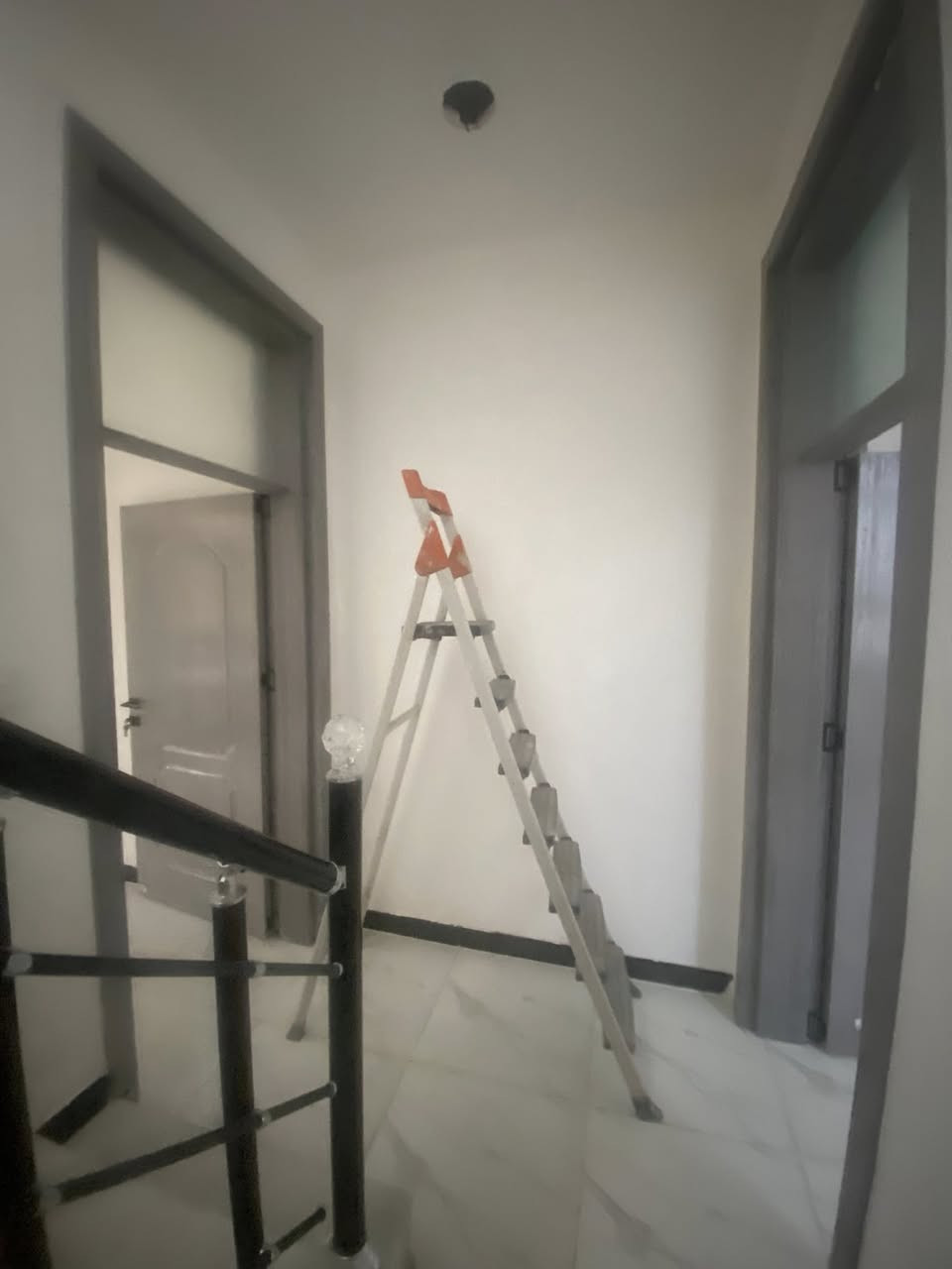 #لدينا_دار_للبيع مساحه 50 متر واجهه 5 ونزال 10  طابو زراعي سند 25 قرار محكمه البيت يحتوي على 2 غرف نوم و بيتونه كبيرة وصاله وستقبال ومطبخ   العنوان بغداد الدورة مدخل البوعيثه مجمع العدل 
هاتف ***********
