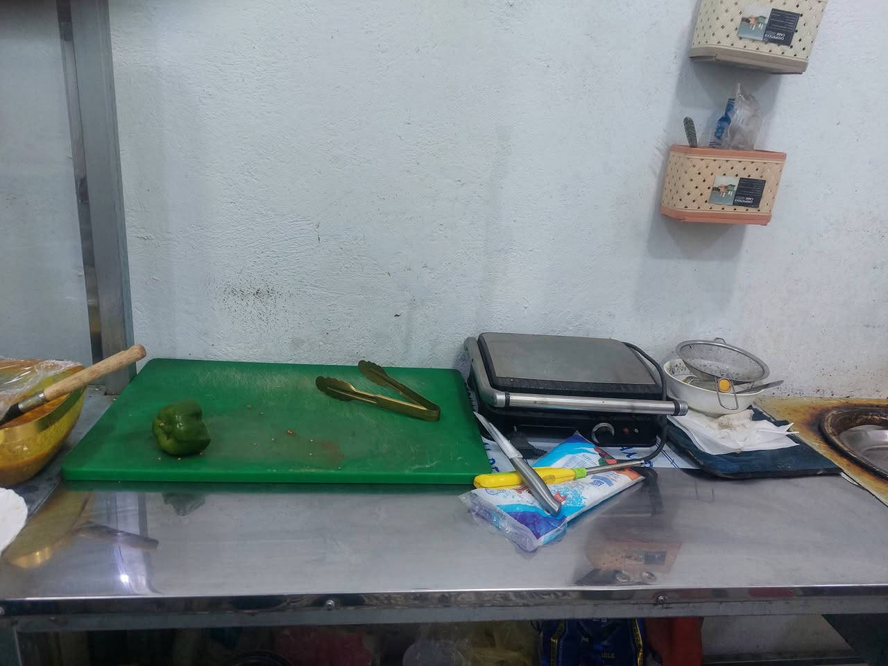 كافتريا للبيع كامله جديدة بالحي الصناعي الخدمي بابل موقع ممتاز جدا صار شهر من فتحتها غراض كاملة جديدة كولها للاتصال ***********
