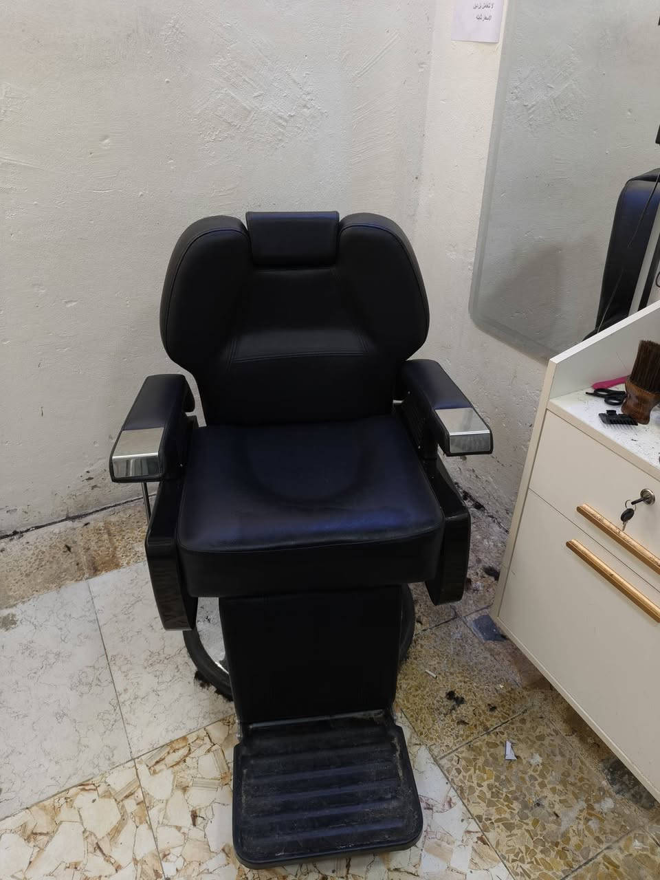 كراسي للبيع... الشبح جديد استعمال اسبوع سعر 325 و الكرسي العادي 150 (***********) موصل جانب الايمن
