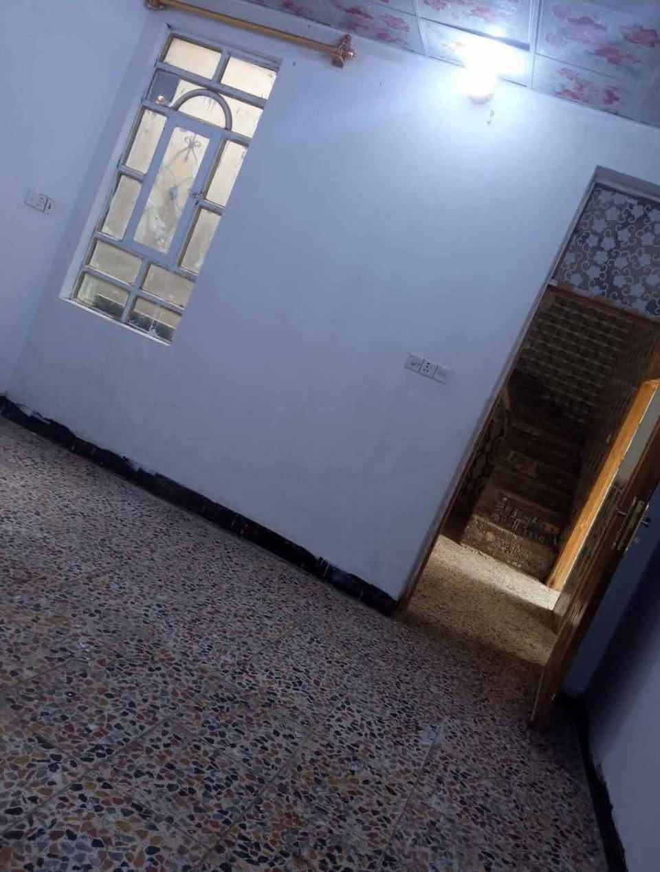 سلام عليكم
من رخصة الادمن 
بيت للبيع  سند 25 
مكون من:  غرفة نوم 1 وستقبال ومطبخ وصحيات داخلية وخارجية 
ودرج الى البيتونة صغيرة تصلح مخزن او غرفة صغيرة 
مساحة البيت 100م الموقع شارع 100 الجديد اسم المنطقة الطينية 
قريب على شارع مسافة 300 او 400م 
السعر 50 وبي مجال 
للاتصال *********** ابو اثير 
*********** علي
