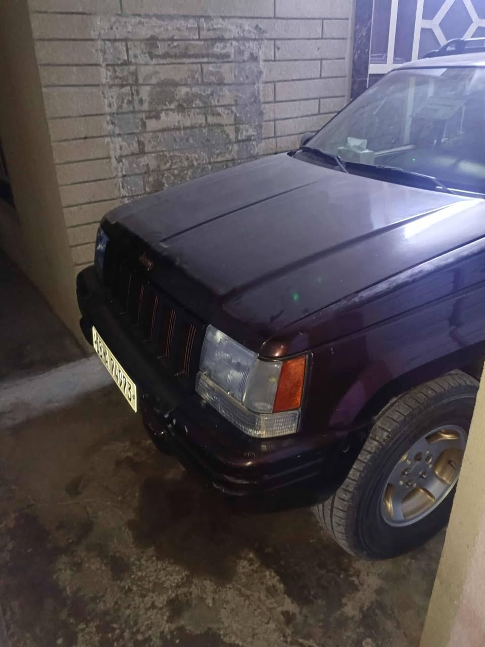 جيب كراند شروكي موديل ٩٦ وضع الشركة بلاد كير ومحرك على البلاد بيها ونه خفيفه بالاكسل فقط وبسمي رقم دولي سنويه ل٣٠ وهزه السعر ٦٠ وبيها مجال رقم صاحب السيارة ***********
