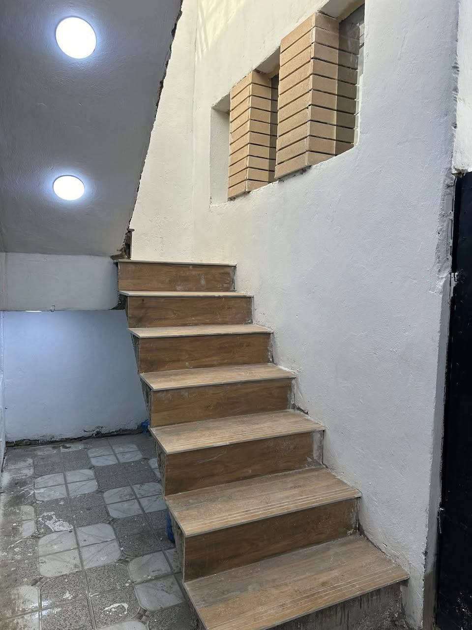 سلام عليكم 
مشتمل للبيع مساحه 80 متر 
بناء من الاساس جديد
البيت يتكون من 
مدخلين 
وصاله 
وحولي 
ومطبخ 
وغرفه نوم 
وصحيات 
ومنور 
موقع البيت بغداد الدوره ابو دشير خلف المركز 
للاستفسار ***********
