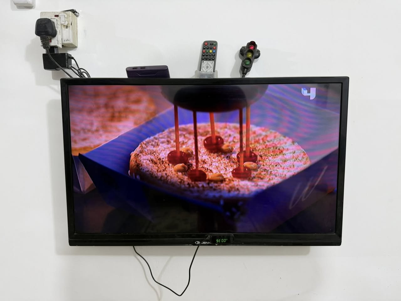 سلام عليكم بلازمه DENKA دنكا مع استاند حجم  42 بوصا سعر 100 الف دينار        للتواصل ***********
