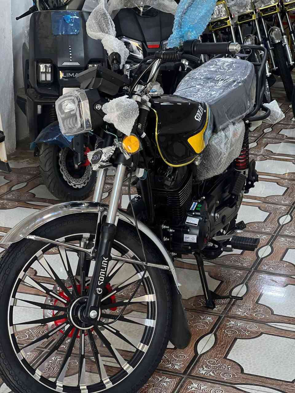 الهم صلي على محمد وال تم وصول جميع الالوان سولنك محرك 200cc CBF ضاغطة وزنجيل سوبرر موديل 25 اوراق سكنر الي مايعرف شنو سكنر يعني استنساخ سعر 950 عرض لفترة محدودة مكاني بابل شارع 30رقم الهاتف ***********يوجد واتساب كلي جايك ع عرض وتدلل
