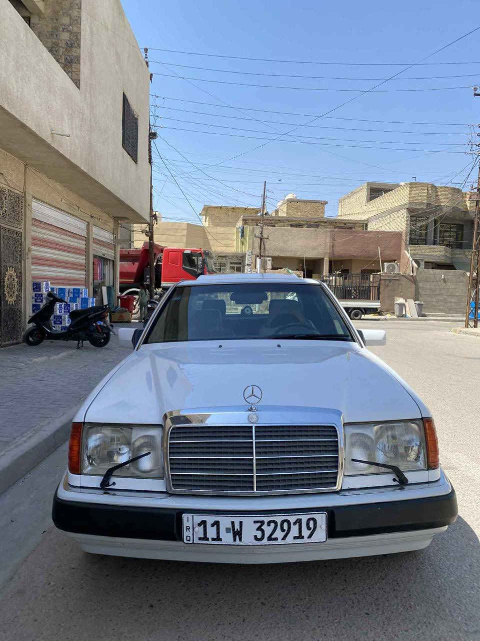 السلام عليكم
مرسدس موديل 93 لون ابيض 
السياره وضع شركة مصبوغ عام الجماليه 
السياره كير مكينه حداديه جديد مكفول 
السياره جاهزه من كلشي  
مكاني بغداد رقم تلفون ***********
