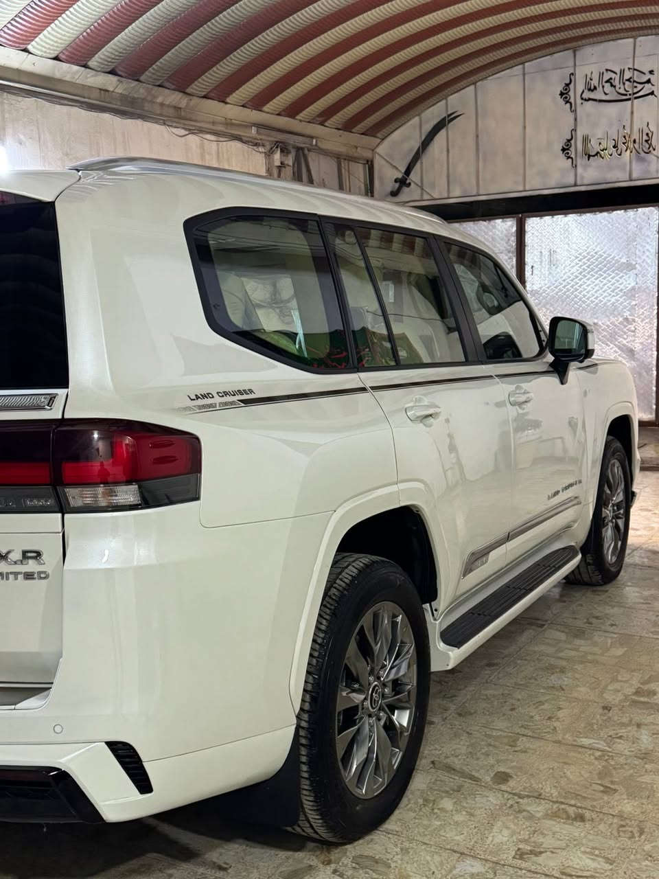 سلام عليكم لاندكروز موديل 2024 GXR لمتد ضمان شركه ساز  السياره مغلفه PPF ماشيه 11 الف على وضع الشركه كفاله عامه من اي ملاحظه مكان السياره بغداد للستفسار *********** السعر 74000$

