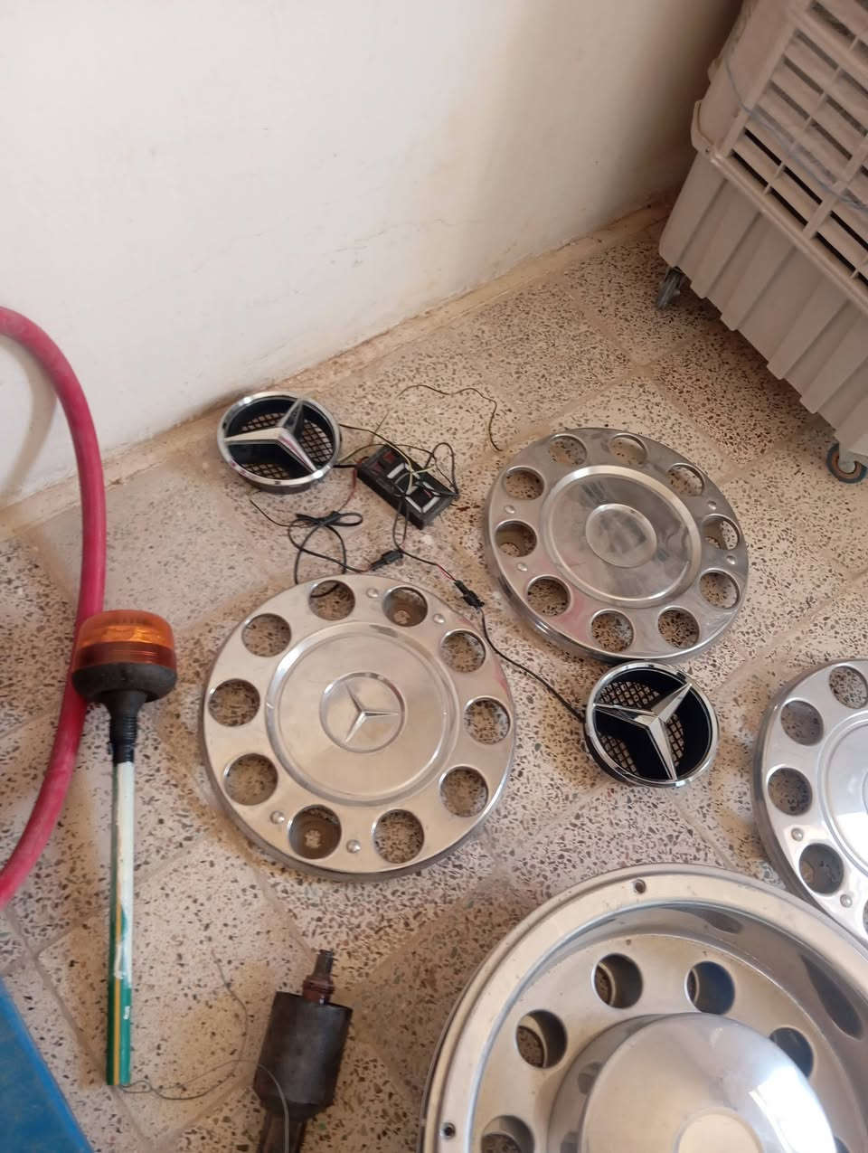 سلام عليكم للبيع غراض تريلة مال اكتروز من بردات و كاعية لافتات علامة ضوئية من كبات  للعنوان ديالى المقدادية رقم الهاتف ***********
