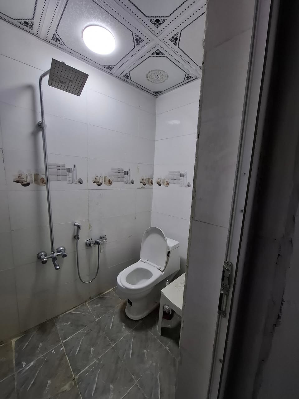 #دار للأيجار 150 متر طابق ونص الموقع روناكي قريب من شارع العام
#ط1 غرفه نوم _ هول _استقبال _ مطبخ حار+بارد _ صحيات _ كراج _ حديقه
#ط2 غرفه نوم _ هول _ صحيات 
للأستفسار الاتصال على الارقام التاليه 
***********
***********
