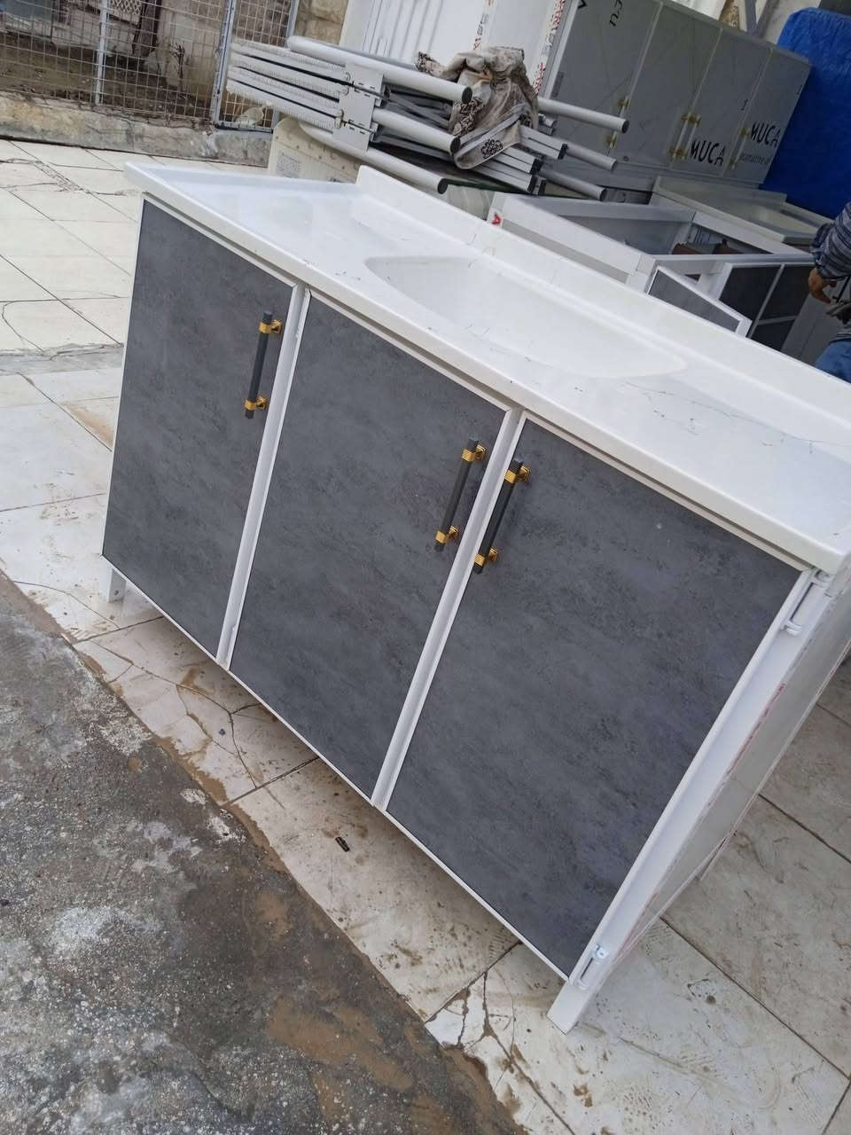 كاونتر المنيوم سنك قطعه واحده فقط طول متر و٣٠ سم جديد مامستخدم هفلان قرب جامع سيد  طيب ***********
