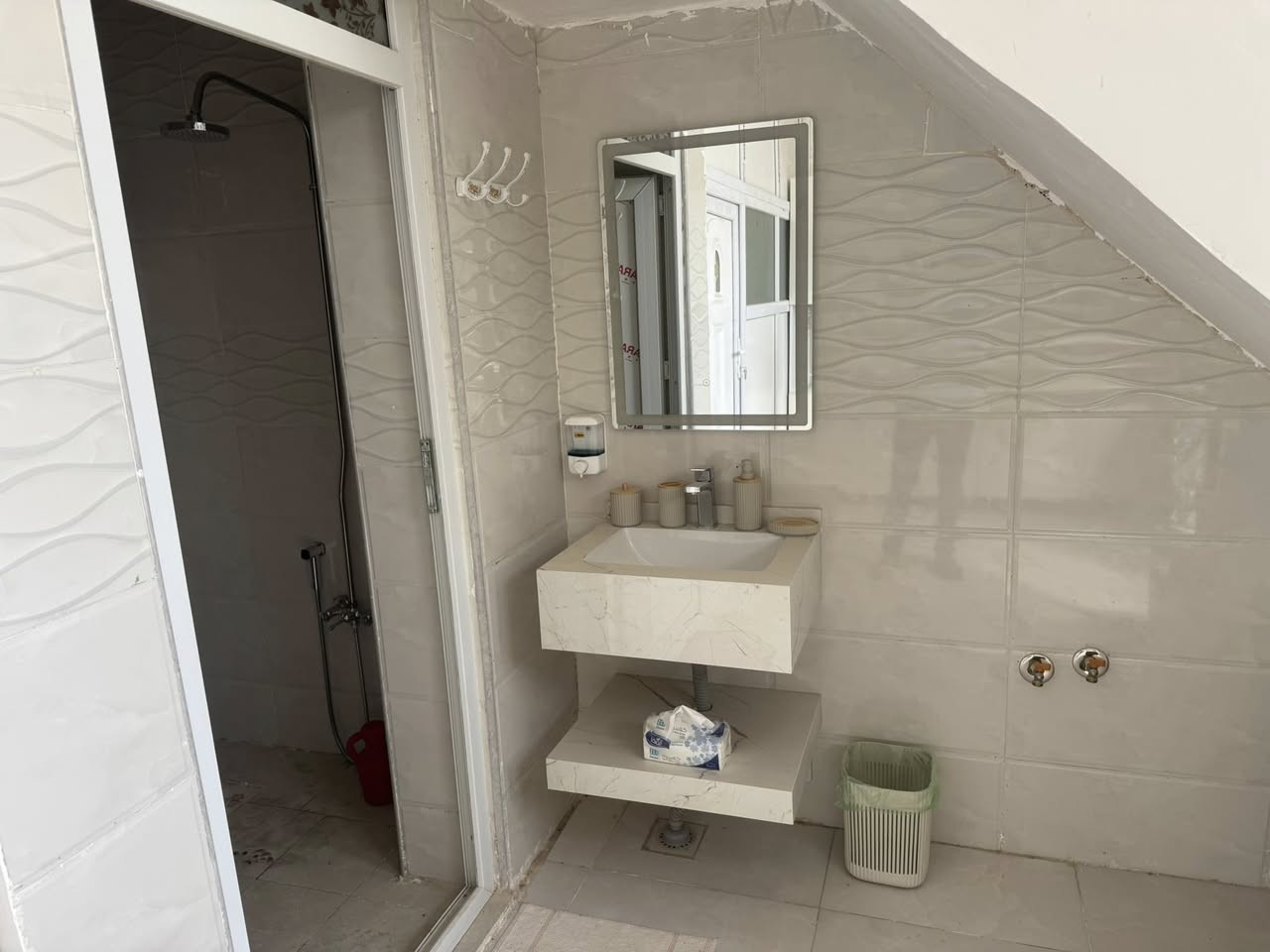 للبيع بيت 50 متر صب كونكريت جاهز للسكن شارع الصب عمود327 السطح شتايكر مع تانكي مع كيزر مع ماطور ماء مع صحيات كاملة مع كاونتر مع مراوح عدد 3 مع طخم قنفات قريب على الشارع العام 200 متر شارع 16 السعر 35 وبي مجال رقم التلفون ***********
