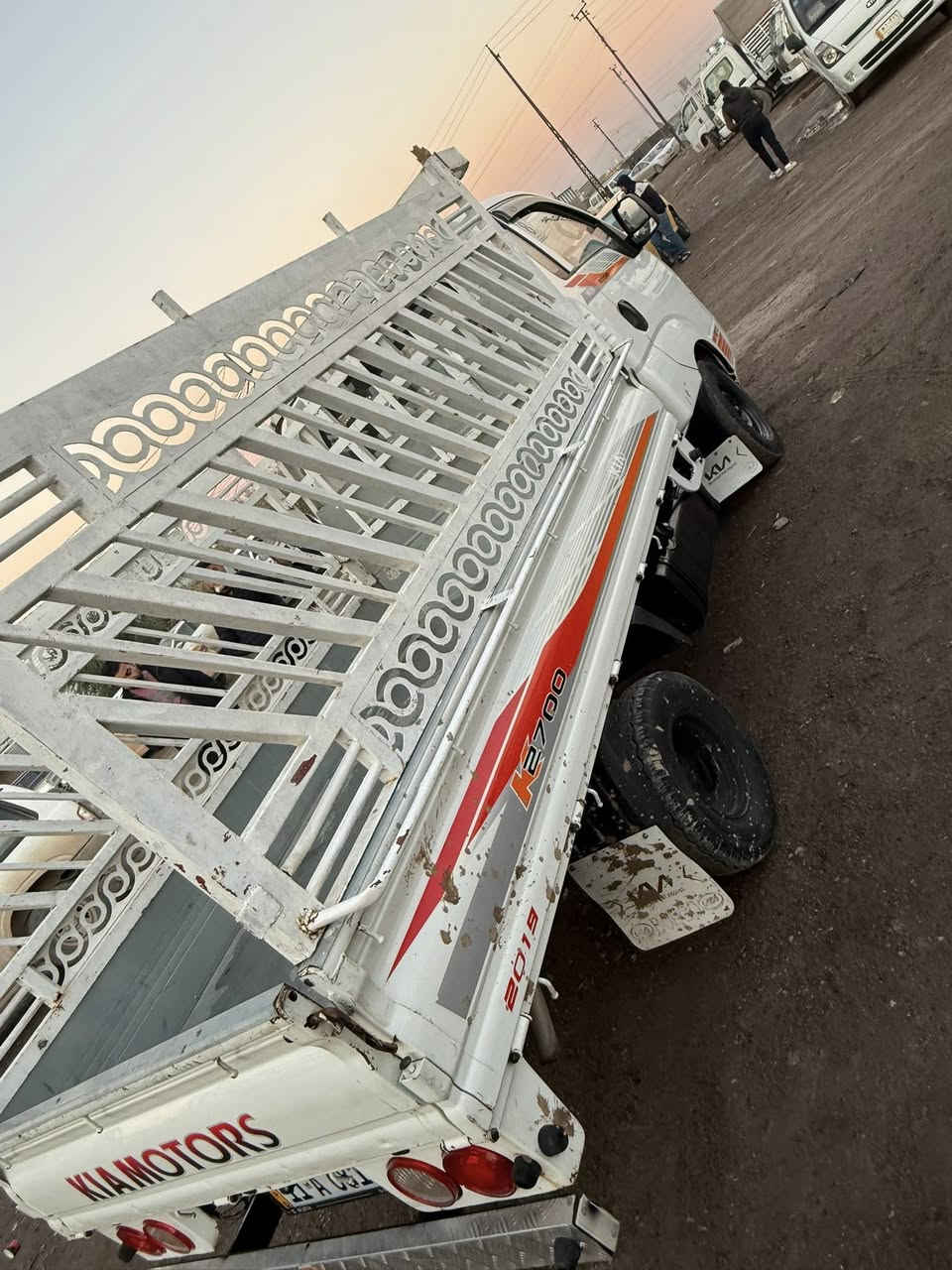 السلام عليكم
كيا حمل للبيع موديل ٢٠١٦ 
مكينه مفتوح ٢٧٠٠ 
سياره كامله ومكفوله من كلشي 
معروضه ب١١٧$ وبيها بسيط
رقم صاحب السياره 
***********
***********
