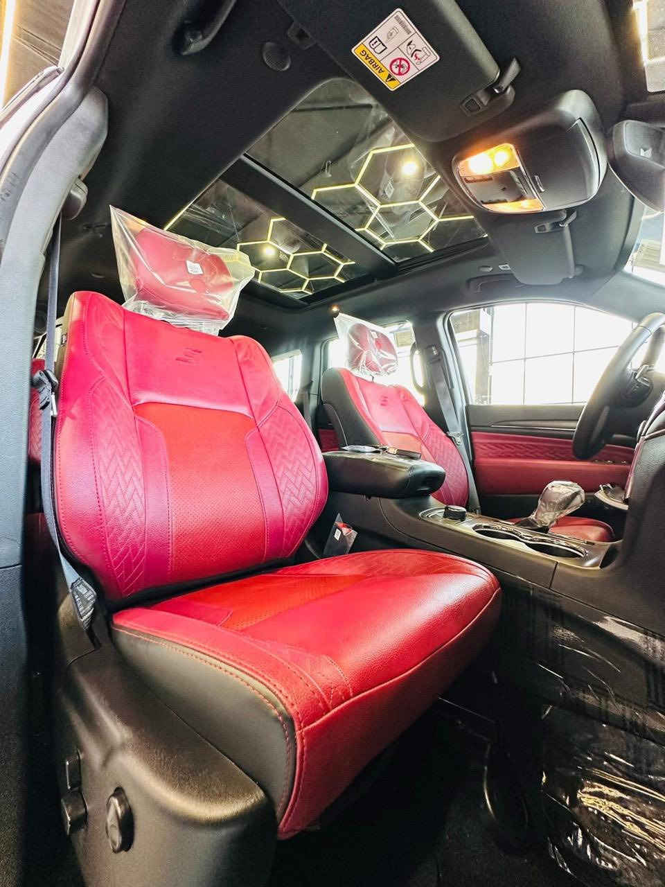 السلام عليكم زبائننا ومتابعينا الاعزاء جيب كراند شيروكي فئة ال S خليجية وكالة هارلم موديل 2022مكفولة 
👈 ماشية 8 الف مايل 👉 
(بحالة الزيرو)
👈  رقم مميز  👉
بعدها بالفابلونات كما موضحة أدناه المواصفات المعروفة رادارات امامي وخلفي وجوانب  منطقة العمياء بانورامى بصمة وتشغيل عنزبعد 5 راكب محرك 3600 وداخلها احمر المغربي المرغوب 
ملاحظة 
(السيارة مغلفة بافلام الحماية PPF تغليف كامل)
الكبات الصغيرة والارضيات وعدة الاسعافات الاولية وعدة الشركة بعدهن بالچيس السيارة خاضعة للفحص والسونار من قبل مركز بدي چيك يعني بيها تقرير شامل من ناحية الصبغ والبارد والتبديل والكيلو متر والعقول والگير والمحرك وباقي التفاصيل 
للاستفسار الاتصال 
0770 118 9000
او زيارتنا بغداد معارض البياع معرض حيدر سيدار شارع الوكلات مقابل المتنزه 
ادارة المعرض ***********  
وتحياتنا للجميع .
