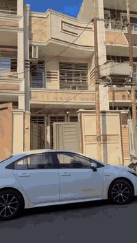 بيت للبيع في منطقة الشعب شارع الصحه بناء حديث درجه أولى  البناء يحتوي على استقبال ومطيخ حار ومطبخ بارد و٣غرف نوم وثلاثة حمامات وسطحان  قرب مرطبات تفاحه وقرب منظمة  بدر طابو صرف مساحه 100متر السعر٢٧٥مليون وبي مجال بسيط ***********
