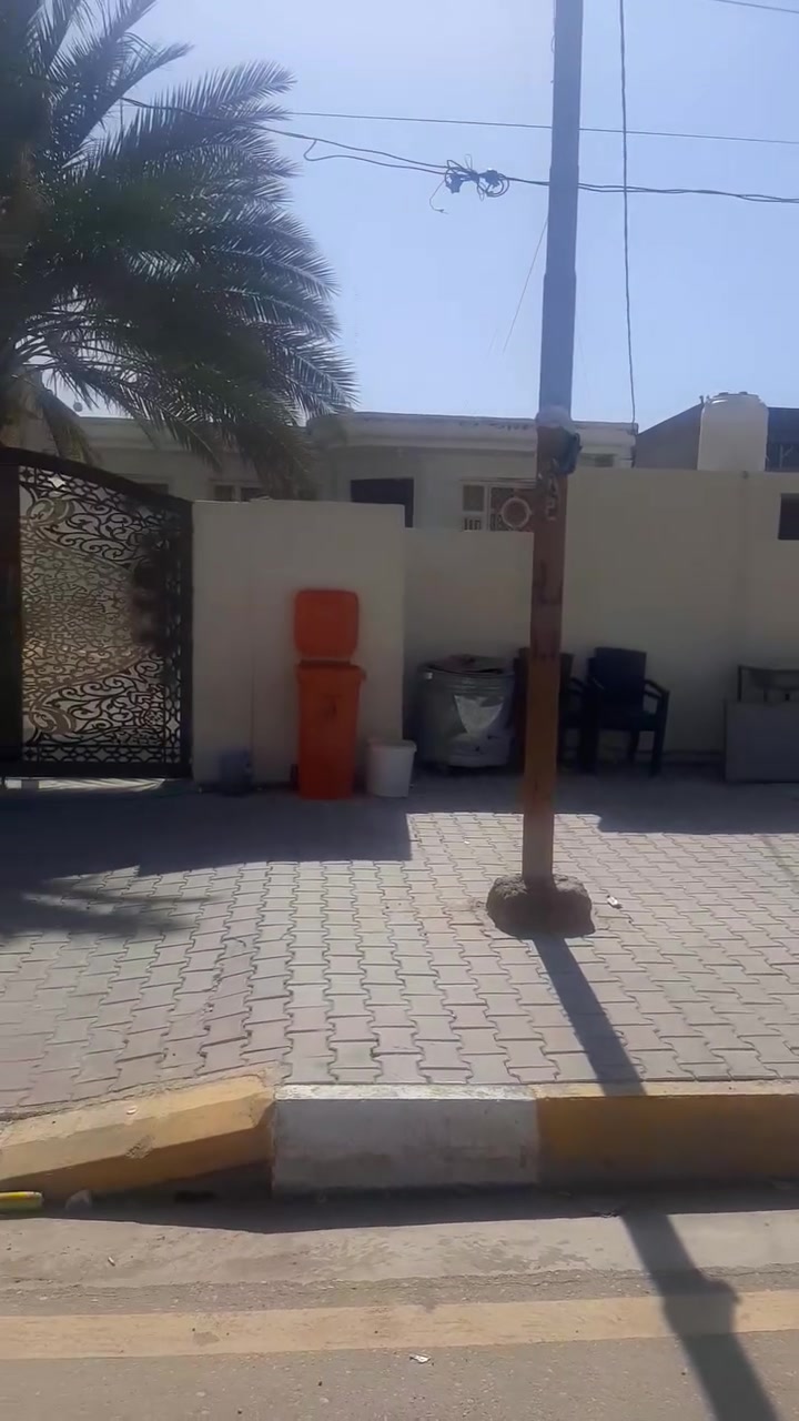 السلام عليكم دار للبيع حي الاسرى شارع سيد نور كافت الخدمات صاير على شارع تجاري ٢٠ متر المساحه 252 متر مطبخ ويستقبال وصاله وغرفتين نوم الاستفسار ***********
