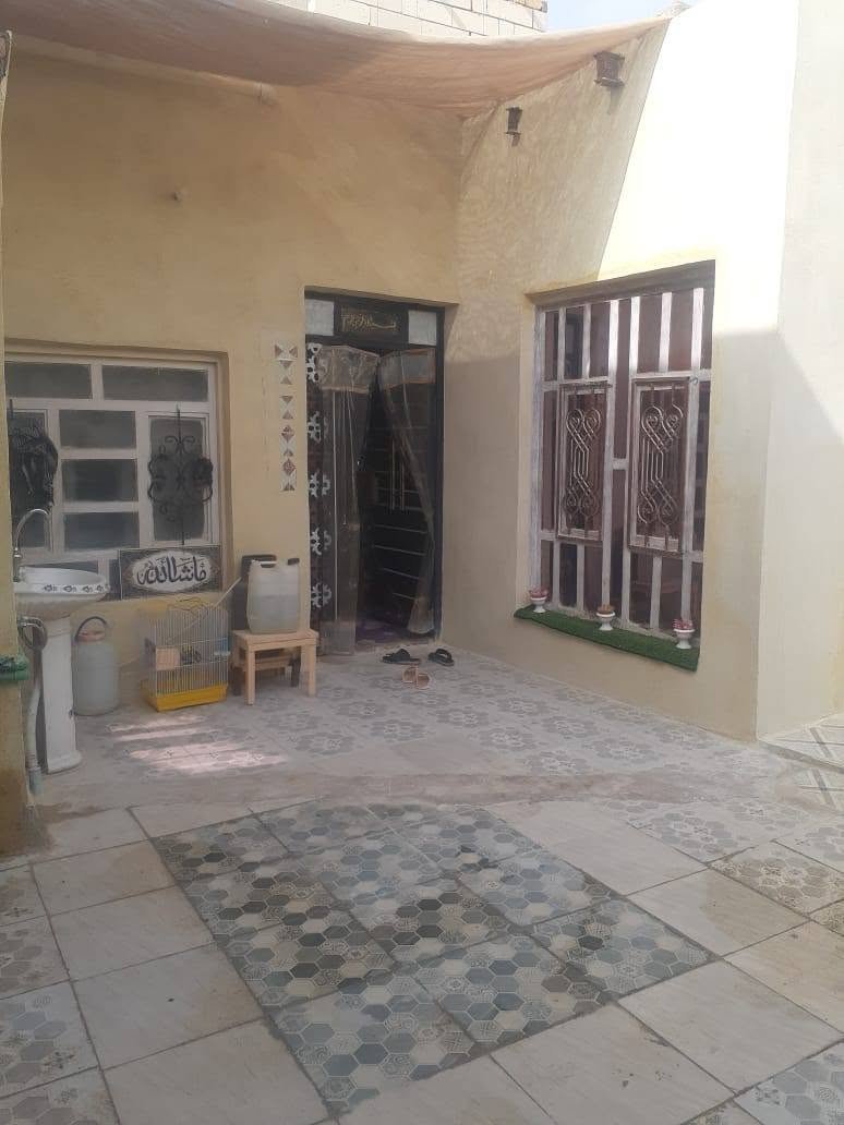 السلام عليكم بيت للبيع مساحة  ١٥٠ متر بطابو  واقع حال ١٨٠ متر بحي الصدرين ٢ قرب ملعب النصر  غرقتين/ صالة /ستقبال/ مطبخ / صحيات  البيت جاهز مجهز بنا طابوك بيت جديد مرتب       تحويل ثاني يوم الا ستفسائر ***********
