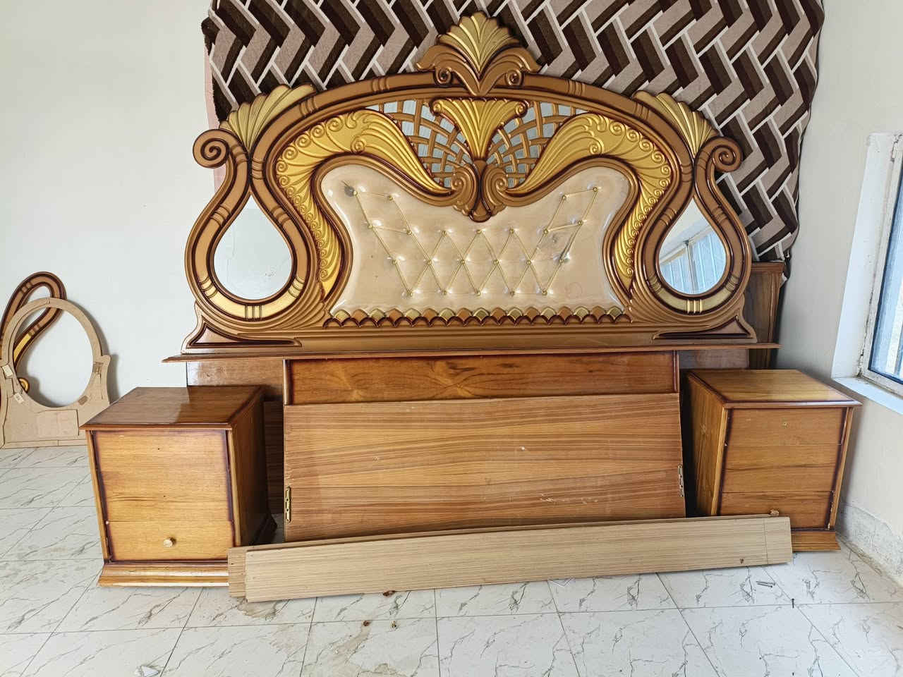 للبيع غرفة نوم خشب صاج عراقي مستخدمة السعر 500 وبيها مجال
رقم الهاتف *********** بي واتساب
