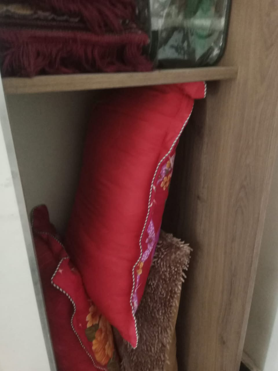 سلام عليكم اخوان عندي غرفه كامل ام كمله مابيه شي حبينه انغير ديكور تتكون الفرفه كنتور بابين جربايه نفرين ميز تولية ميز امرايه سعره 300بيها مجال او عندي 3جرابي ام النفر حديد كلشي مابيه اخو الجديد الوحده 60بيها مجال او عندي ميز مال طعام كامل امكمل هوه اوكراسيه الكراسي سليمات هنه او الميز 200 لتواصل على هاذه الرقم بيه واتساب او رصيد***********
