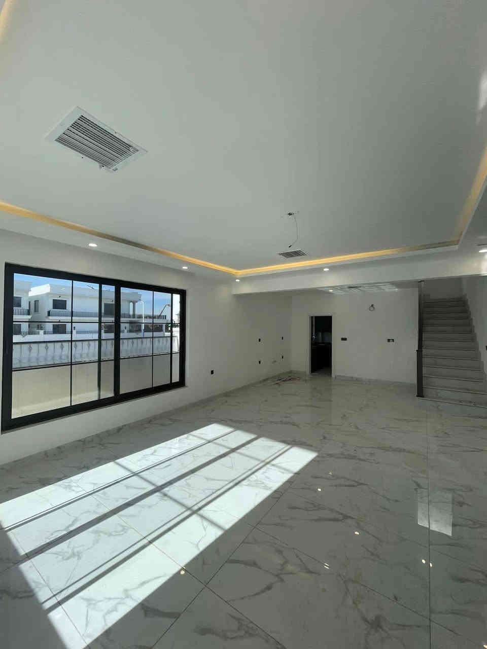 مقدمة و اقساط شهرياً فقط ٧٥٠دولار 
بيت للبيع في مجمع زانار ستي على شارع 150م 
ركن 230م البيت يتكون من أربع غرف نوم-استقبال-صالة-مطبخ-بارد+حار
للمزيد من المعلومات 
***********واتساب
