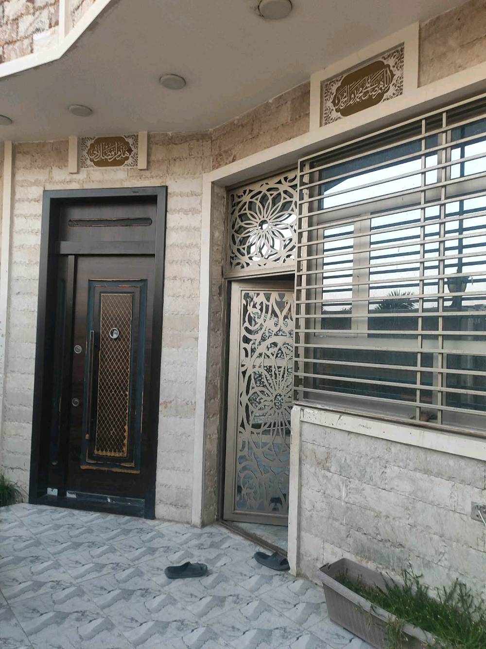للبيع بيت في منطقه كفائات سيديه-شارع اربعين -2/10 بالسعر 370 مليون وبيه مجال 

تفاصيل العقار:
الموقع: السيدية، منطقة الكفاءات، شارع 40، فرع 2/10.®
المساحة: 150 متر مربع.®
الأبعاد: واجهة 10 متر، نزال 15 متر.®
طوابق: طابقين :طابق الاول بيه مطبخ وصاله  وهول وغرفه نوم وبلكونه اثنين وحمام داخلي وحمام خارجي " طابق ثاني : بيه أربع غرف نوم وحمام وبلكونه وبيه درج تصعد بيه إلى سطح.®
المواصفات: يتميز العقار في موقعه يكون قريب على شارع عام .®
📞 للمزيد من المعلومات أو لتحديد موعد للمعاينة، يرجى التواصل على الرقم في واتساب أو على خاص : [***********]او [***********]
