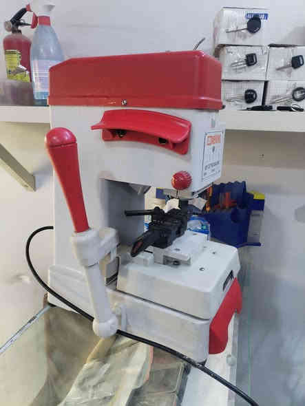 جهاز قطع مفاتيح
نضيفة شغال للبيع
***********
