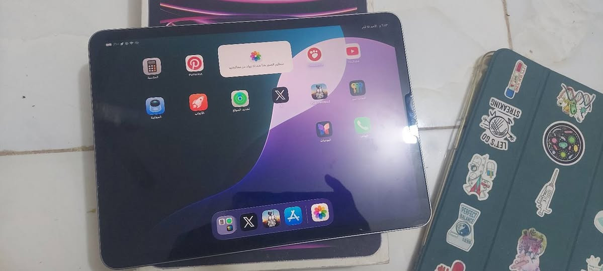 سلام عليكم ايباد ١١ ذاكره ٢٥٦ بطاريته ٨٥بي صدعه قليله بشاشه ومامثره علي سعره ٦٢٥ وبي مجال قليل مكاني ديوانيه دغاره ***********
